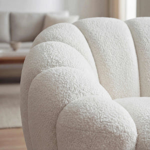 Breiter und einladender Drehsessel Emma aus Stoff SG 300 mit stabilem Holzgestell und schwarzem Kunststofffuß