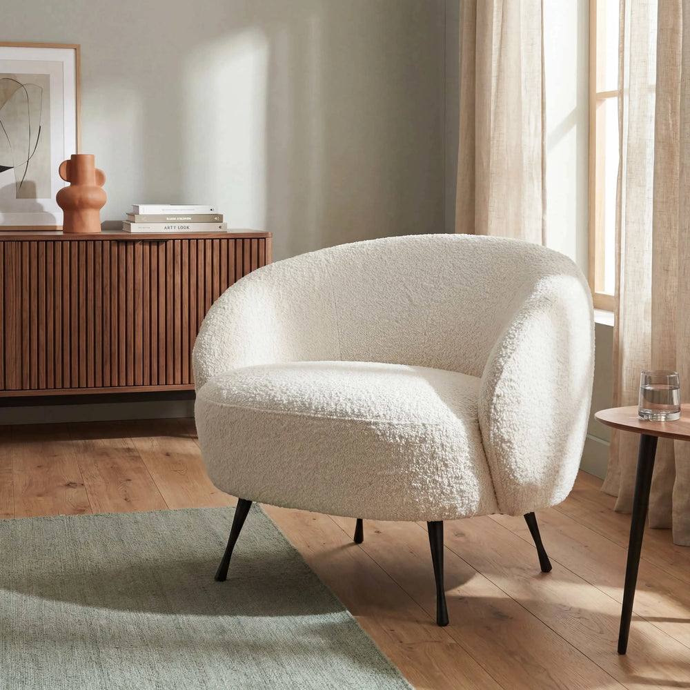 Beiger Sessel New Idea mit schwarzer Metallfüßen und kompakter Größe von Gutmann