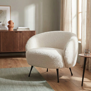 Beiger Sessel New Idea mit schwarzer Metallfüßen und kompakter Größe von Gutmann