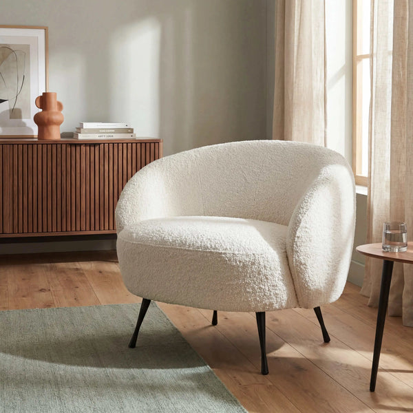 Beiger Sessel New Idea mit schwarzer Metallfüßen und kompakter Größe von Gutmann