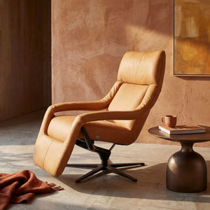 Fernsehsessel Yoko mit Kissenstoff und Oyster-Bezug, motorische Relaxfunktion, braunes Metall-Drehkreuz