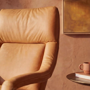 Fernsehsessel Yoko aus Kissenstoff und Oyster mit motorischer Relaxfunktion und Metallfuß