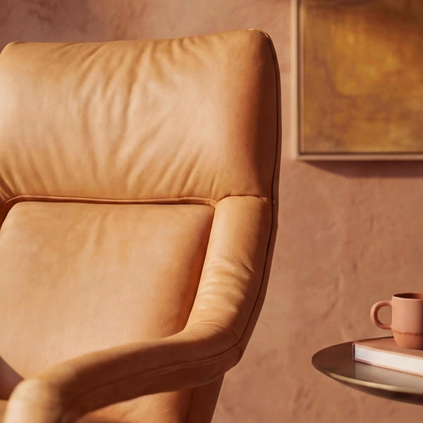 Fernsehsessel Yoko aus Kissenstoff und Oyster mit motorischer Relaxfunktion und Metallfuß