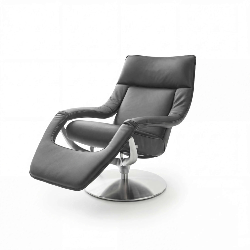 Fernsehsessel Yoko aus dunkelbraunem C-Classic Leder mit nickelfarbenem Metalldrehteller