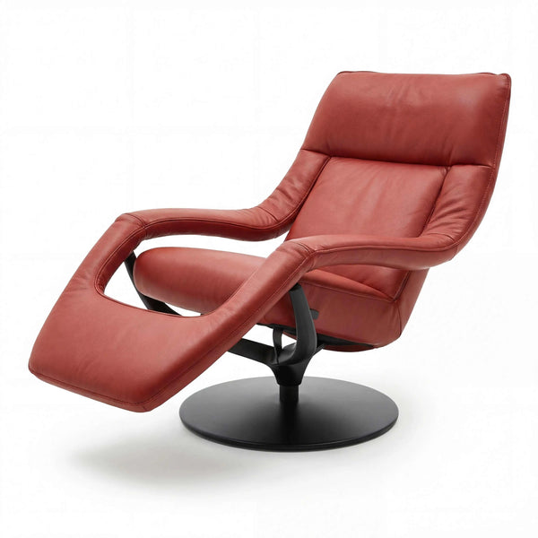 Fernsehsessel Yoko aus Leder A-India Chilli mit hohem Kopfteil und schwarzem Drehkreuz