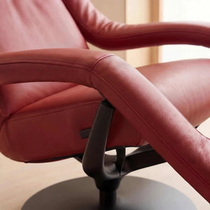 Fernsehsessel Yoko aus Leder A-India Chilli mit hohem Kopfteil und schwarzem Drehkreuz