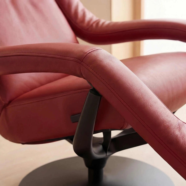 Fernsehsessel Yoko aus Leder A-India Chilli mit hohem Kopfteil und schwarzem Drehkreuz