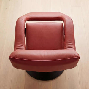 Fernsehsessel Yoko aus Leder A-India Chilli mit hohem Kopfteil und schwarzem Drehkreuz