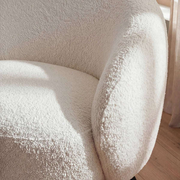 Beiger Sessel New Idea mit schwarzem Metallfuß, kompakt und modern gestaltet