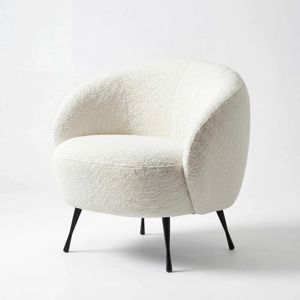 Sessel New Idea beige mit schwarzem Metallfuß und kompakter Form