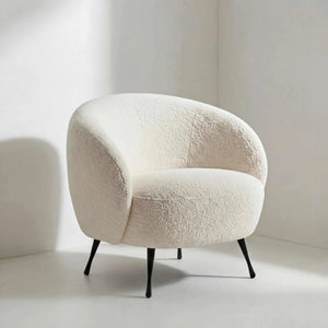 Beiger Sessel New Idea mit schwarzem Metallfuß, kompakt und platzsparend, ideal als Lounge- oder Esssessel.