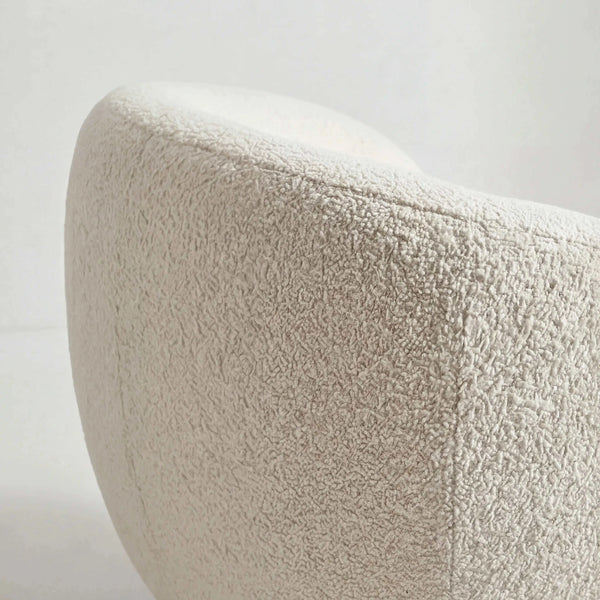 Beiger Sessel New Idea mit schwarzem Metallfuß und kompaktem Design