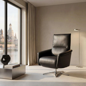 Kompakter Sessel Saltis aus Leder mit motorischer Relaxfunktion und Funktionsrücken in hellem B-Bonito Calcolo