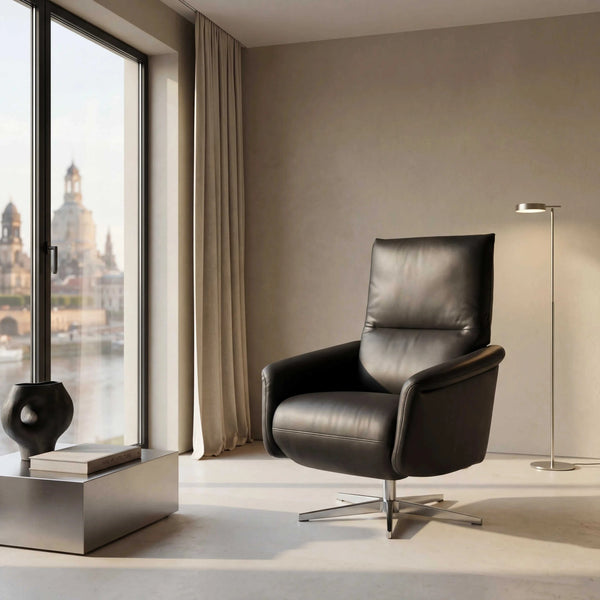 Kompakter Sessel Saltis aus Leder mit motorischer Relaxfunktion und Funktionsrücken in hellem B-Bonito Calcolo