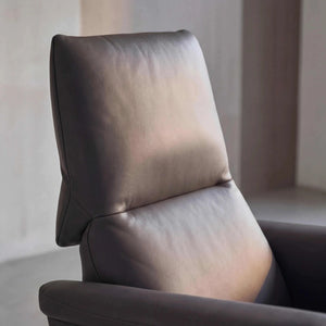 Sessel Saltis Relaxsessel aus hellgrauem Leder mit motorischer Relaxfunktion und Funktionsrücken