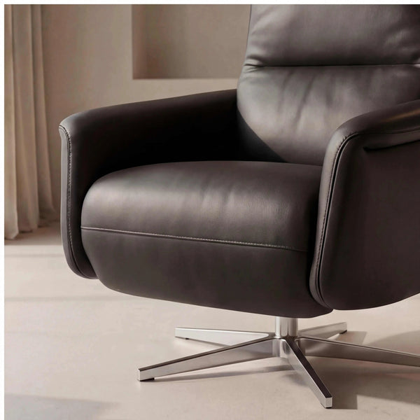 Moderner Sessel Saltis aus hellem Leder mit motorischer Relaxfunktion und Metallfuß