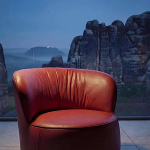 Sessel Igor aus schwarzem Leder A-India Omega mit hochglänzendem Metall-Drehring in modernem Design