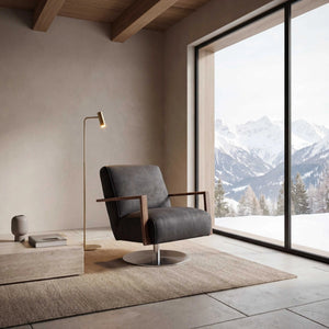 Sessel Icarus aus schwarzem Leder mit Nussbaum-Holzarmteilen und legere Polsterung