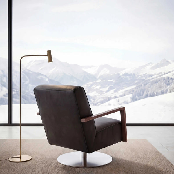 Sessel Icarus aus schwarzem Leder mit Nussbaumholzarmlehnen und legere Polsterung