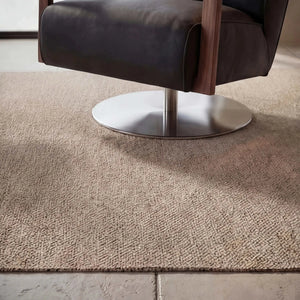 Sessel Icarus in schwarzem Leder A-India Omega mit Nussbaum-Holzarmlehnen und legere Polsterung