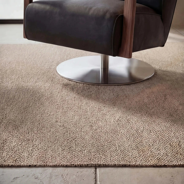 Sessel Icarus in schwarzem Leder A-India Omega mit Nussbaum-Holzarmlehnen und legere Polsterung