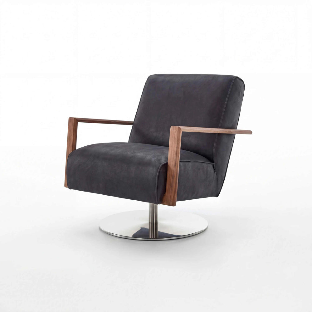 Sessel Icarus aus schwarzem Leder mit Nussbaum-Massivholzarmteilen und eleganter Polsterung