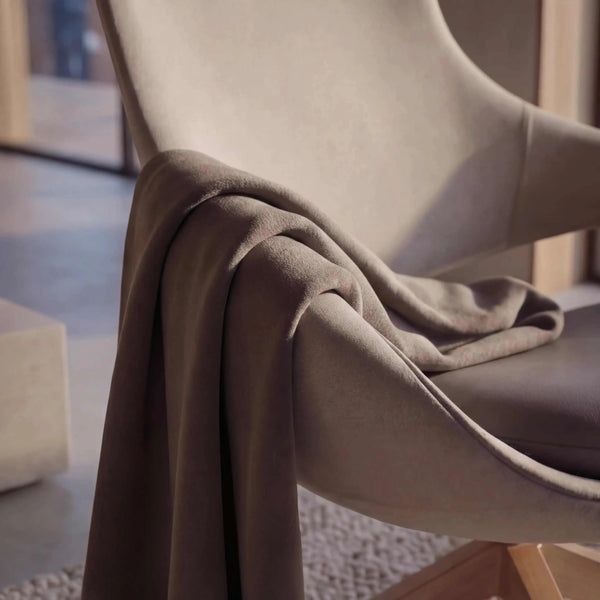 Ohrensessel V-Alpin in tundrabraunem Loden mit Hocker und Rindnappaleder testa de moro Sitzfläche