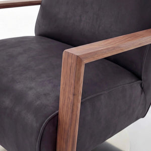 Sessel Icarus aus schwarzem Leder mit Nussbaumholzarmteilen und legere Polsterung