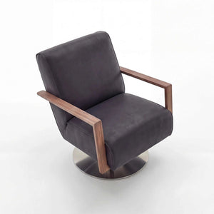 Sessel Icarus aus schwarzem Leder mit Nussbaum-Massivholzarmteilen und legere Polsterung