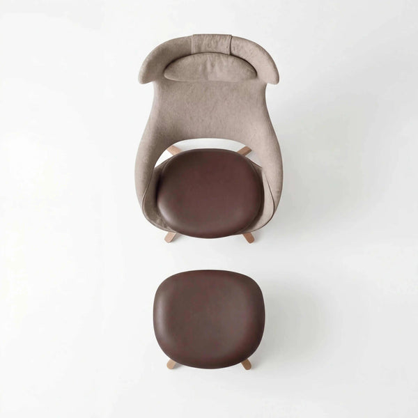 Ohrensessel V-Alpin aus Loden tundrabraun und Rindnappaleder mit passendem Hocker in alpinem Design