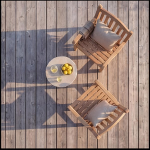 Moderner Gartensessel Carlton aus Teakholz in Sterling-Farbe für entspannte Outdoor-Momente