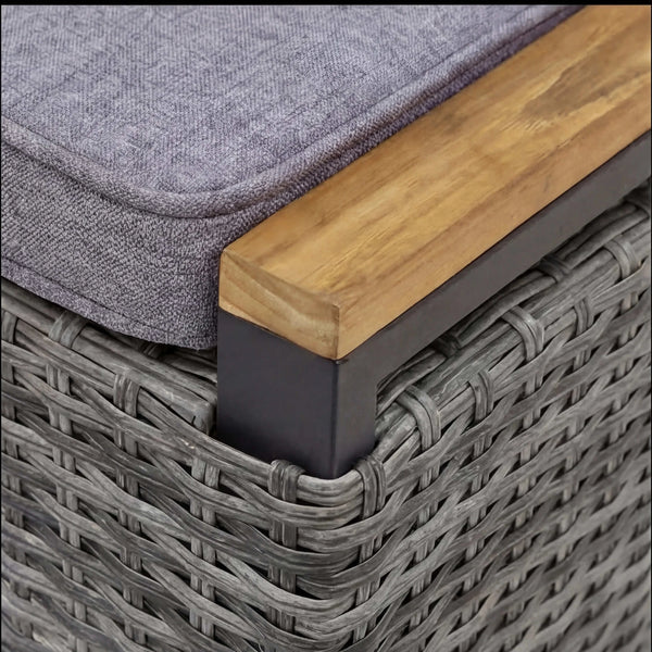 Moderner Gartenhocker Universal mit anthrazitfarbenem Aluminiumgestell, Teakholz-Detail und Sitzkissen für Terrasse und Garten.