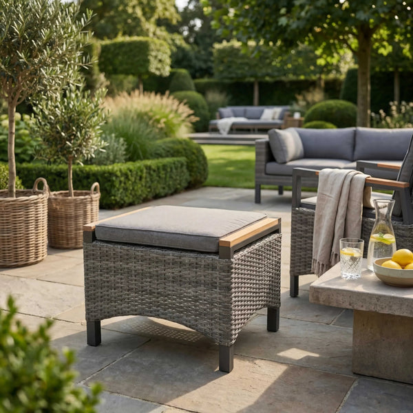 Moderner Gartenhocker Universal mit anthrazitfarbenem Aluminiumgestell, Teakholz-Detail und inklusive Sitzkissen für vielseitige Nutzung im Außenbereich