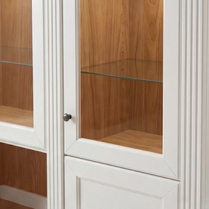 Buffet Lexis – repräsentatives Landhaus-Buffet mit beleuchteter Vitrine [AI]