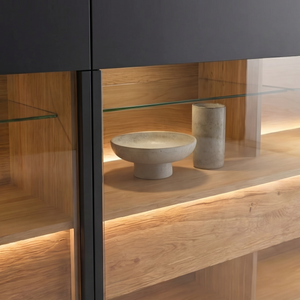 Sideboard Eiche gehackt – stattlicher Materialmix mit beleuchteter Vitrine