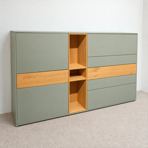 Highboard Romana in Lack Schilfgrün und Wildeiche mit offenem Regalfach – Abverkauf Möbel Graf Dresden – Art.-Nr. 19162..10
