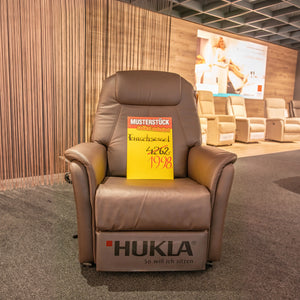 HUKLA Fernsehsessel mit Aufstehhilfe und motorischer Kopfpolsterverstellung in Braun – Musterstück-Preisschild – Art.-Nr. 120520..22