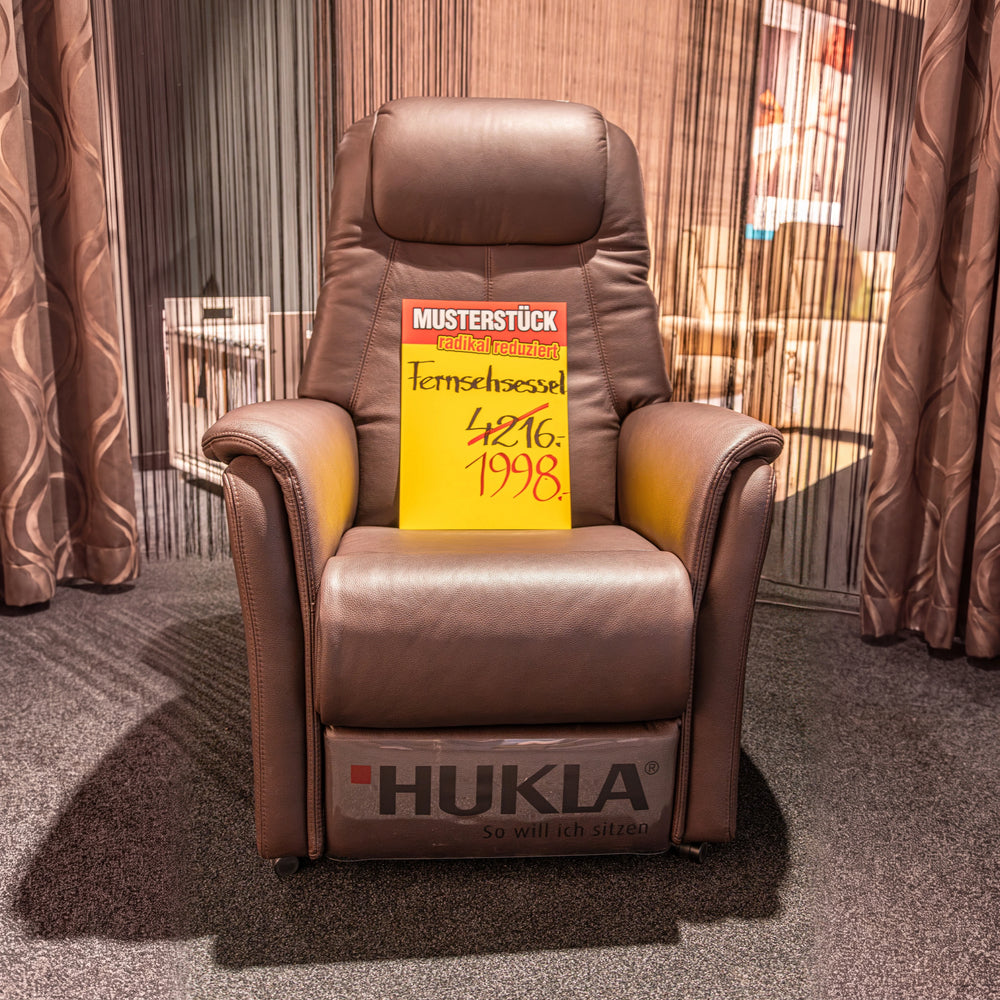 HUKLA Fernsehsessel mit Aufstehhilfe, Maxi-Rücken und Maxi-Beinauflage in dunkelbraunem Leder – Musterstück-Preisschild – Art.-Nr. 120520..42