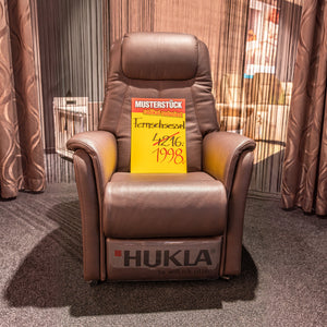 HUKLA Fernsehsessel mit Aufstehhilfe, Maxi-Rücken und Maxi-Beinauflage in dunkelbraunem Leder – Musterstück-Preisschild – Art.-Nr. 120520..42
