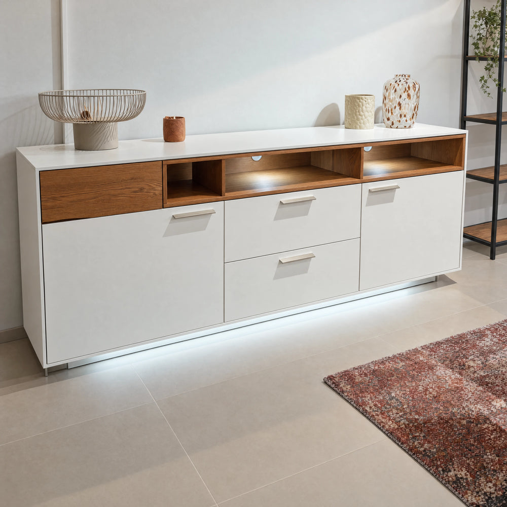 Interliving 2102 Sideboard in Weiß mit Asteiche-Fächern und LED-Unterbaubeleuchtung – Abverkauf Möbel Graf Dresden – Art.-Nr. 832001..10