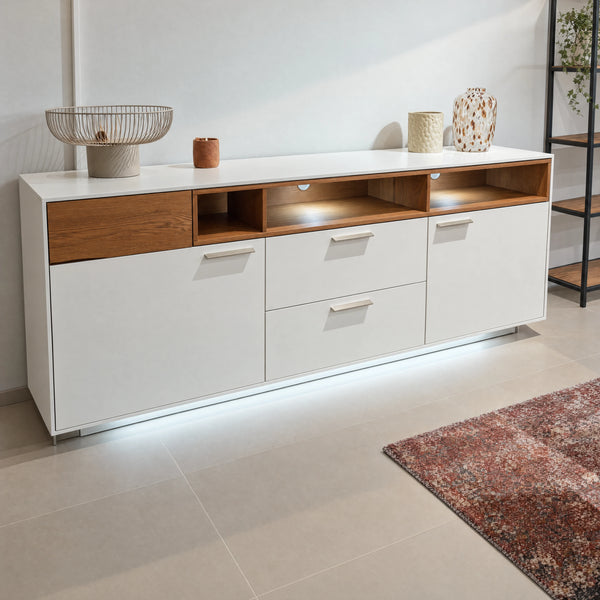 Interliving 2102 Sideboard in Weiß mit Asteiche-Fächern und LED-Unterbaubeleuchtung – Abverkauf Möbel Graf Dresden – Art.-Nr. 832001..10