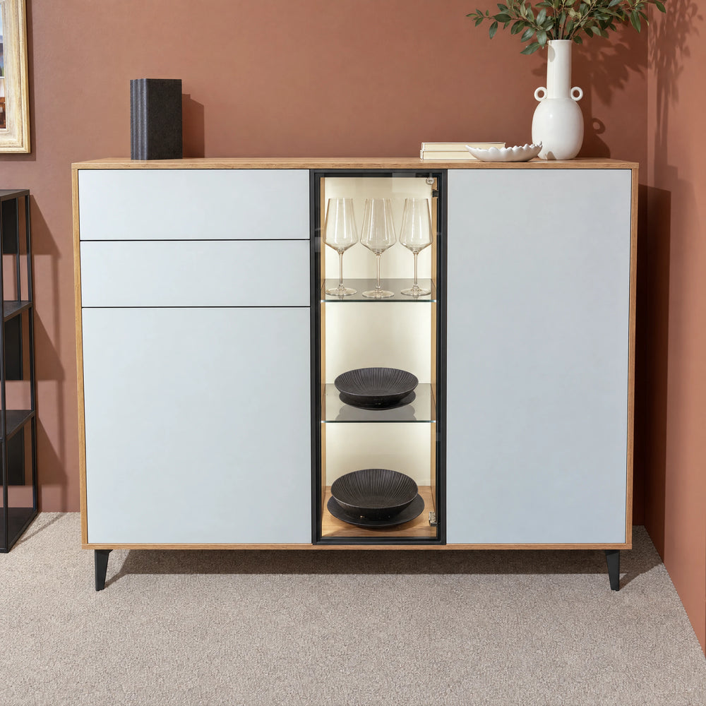 Interliving 2107 Highboard in Artisan Eiche und Quarzgrau mit beleuchteter Vitrinentür – Abverkauf Möbel Graf Dresden – Art.-Nr. 19424..101