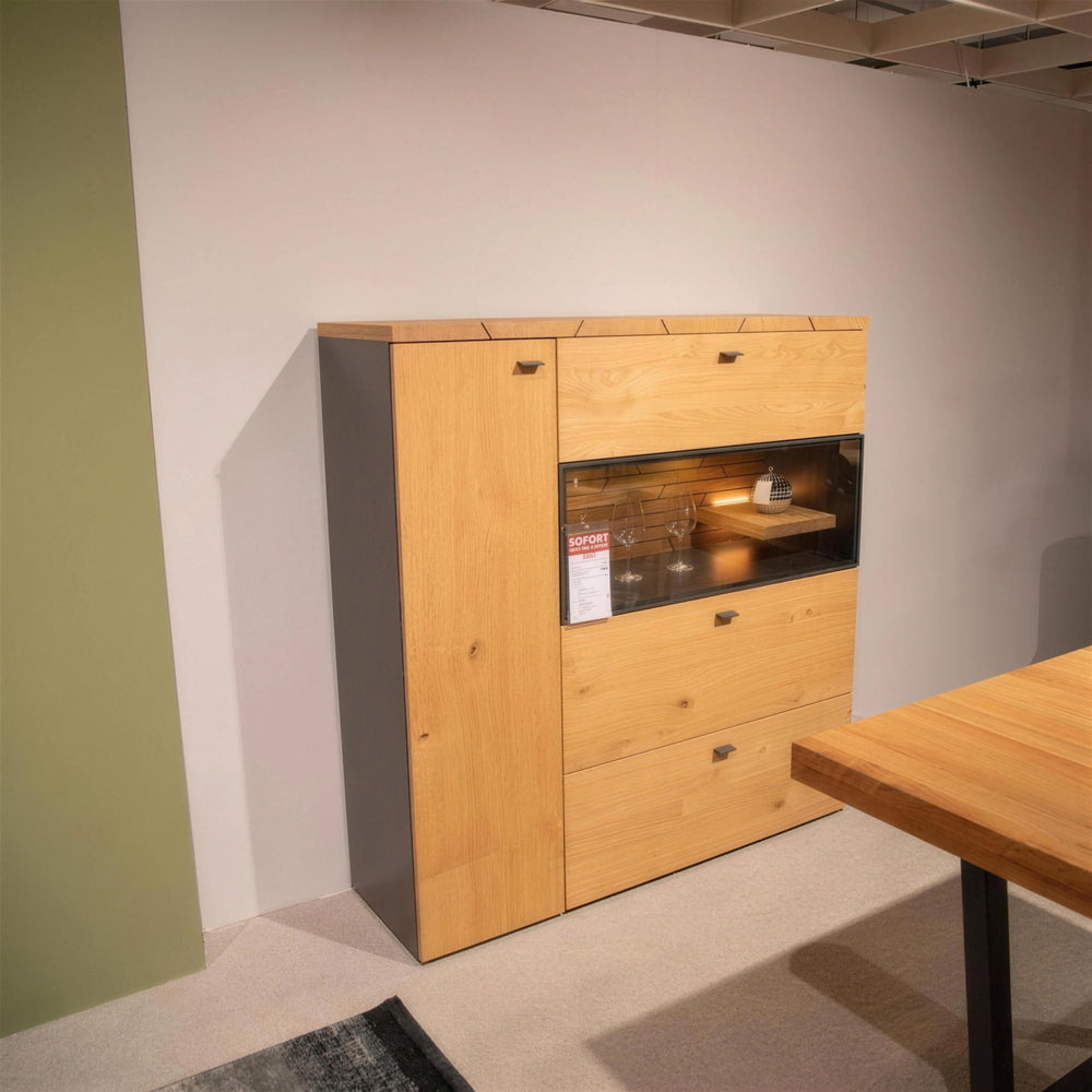 Highboard Interliving 2108 in Wildeiche und Schiefer schwarz mit beleuchtetem Glasfach – Abverkauf Möbel Graf Dresden – Art.-Nr. 21572..121