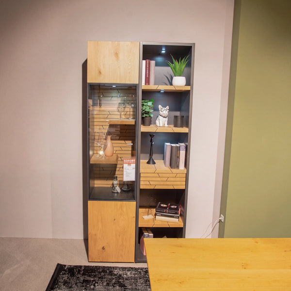 Vitrine Interliving 2108 in Wildeiche und Schiefer schwarz mit Glastür und LED-Beleuchtung – Abverkauf Möbel Graf Dresden – Art.-Nr. 21572..91