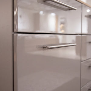 Kommode Malin 600 Platingrau Hochglanz mit Balkeneiche, Tür und 4 Schubkästen Detailansicht Material und Verarbeitung – Möbel Graf Dresden – Art.-Nr. 21031..41