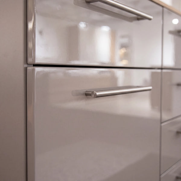 Kommode Malin 600 Platingrau Hochglanz mit Balkeneiche, Tür und 4 Schubkästen Detailansicht Material und Verarbeitung – Möbel Graf Dresden – Art.-Nr. 21031..41