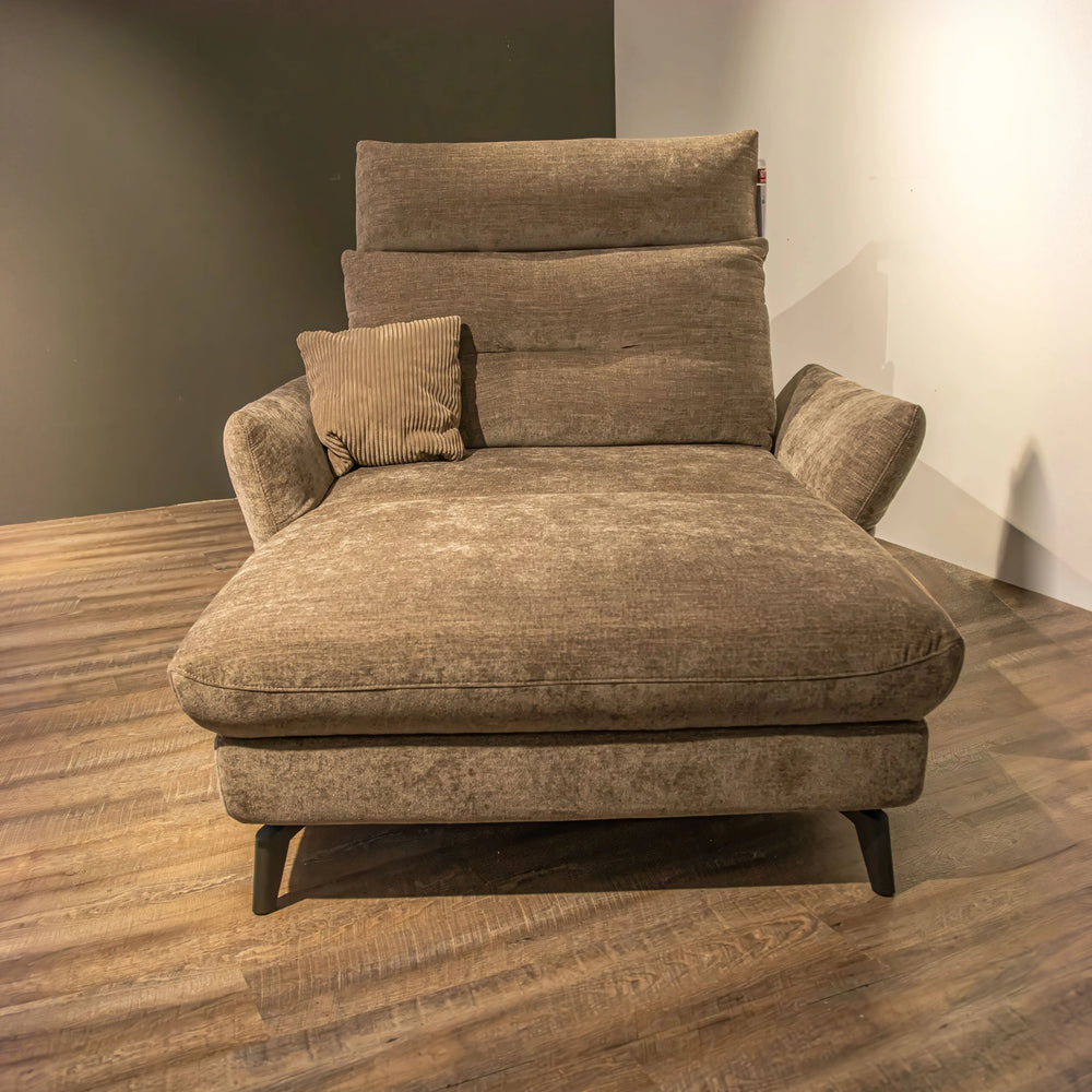 Longchair mit Motorfunktion und verstellbaren Nackenstützen in Taupe auf schwarzen Metallfüßen – Abverkauf Möbel Graf Dresden – Art.-Nr. 19280.1.21