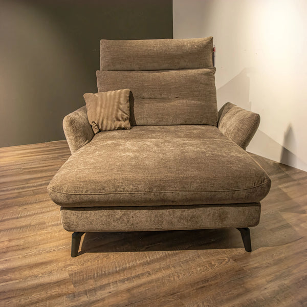 Longchair mit Motorfunktion und verstellbaren Nackenstützen in Taupe auf schwarzen Metallfüßen – Abverkauf Möbel Graf Dresden – Art.-Nr. 19280.1.21