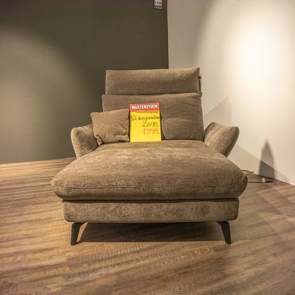 Longchair mit Motorfunktion und verstellbaren Nackenstützen in Taupe auf schwarzen Metallfüßen – Musterstück-Preisschild – Art.-Nr. 19280.1.21