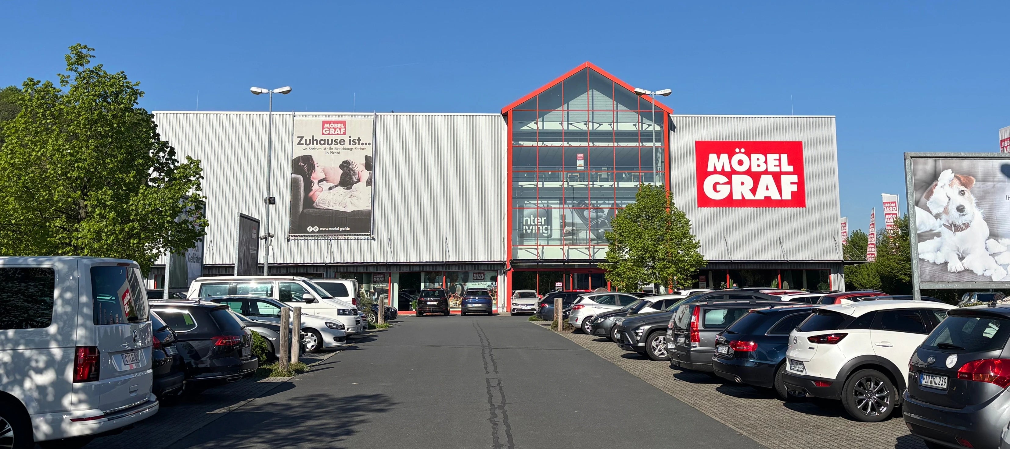 Außenansicht Möbel Graf – Anfahrt zum Möbelhaus bei Heidenau, Parkplatz direkt vor der Tür